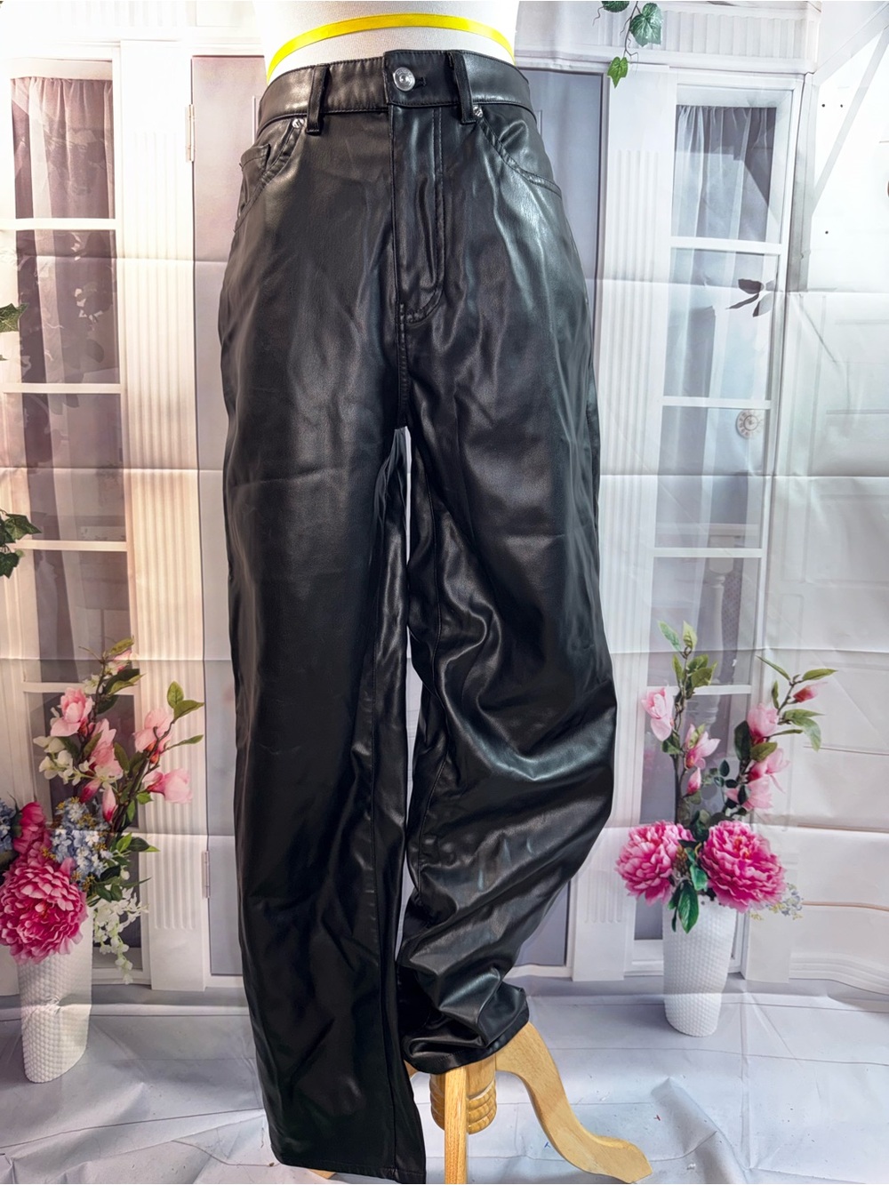 1054-Divided Black Faux Leather Straight-Leg Pants
